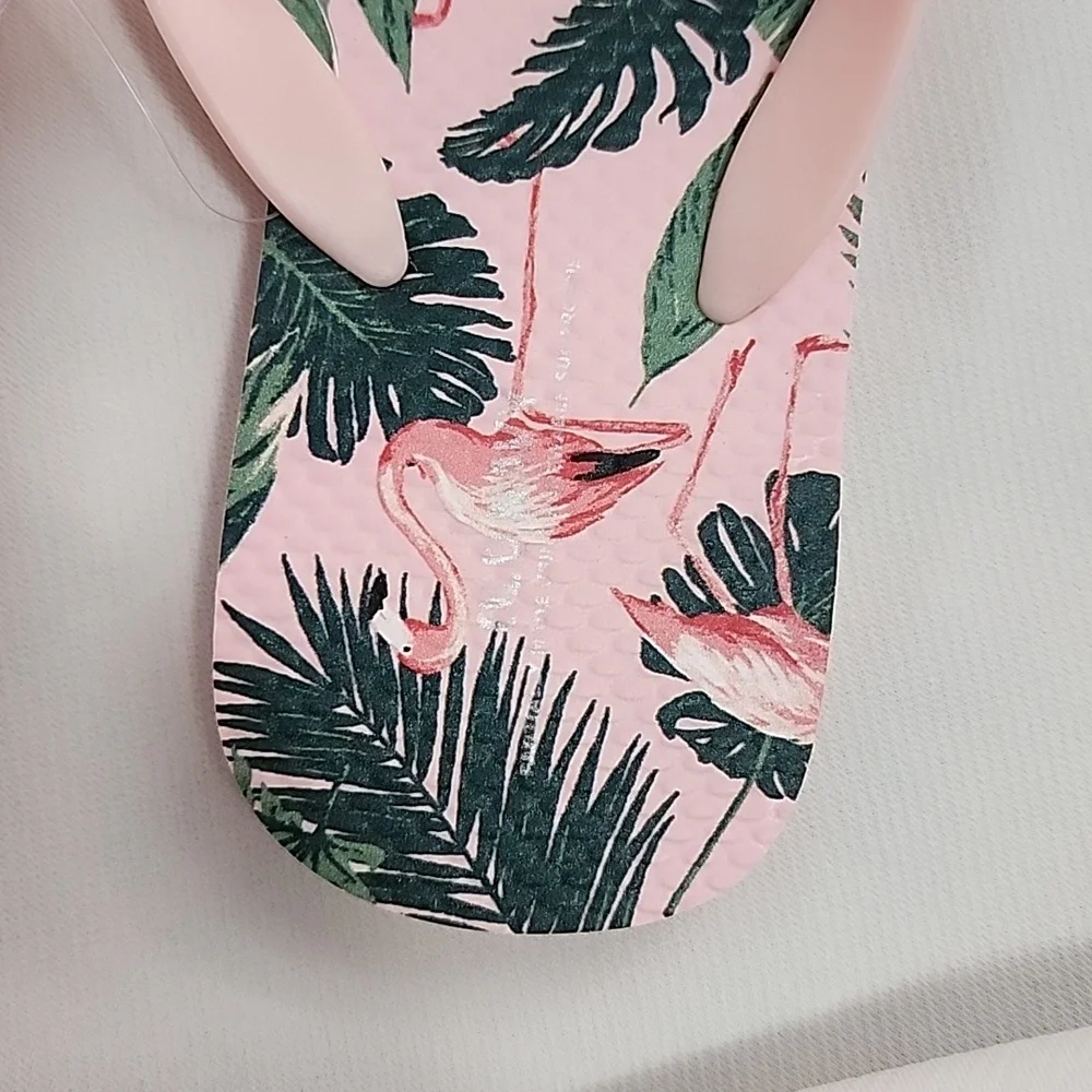 Old Navy Flip flops Size: 3-4